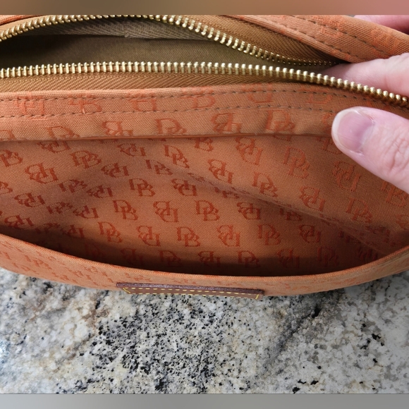Dooney & Bourke crossbody bag in orange/salmon EUC - Picture 12 of 15